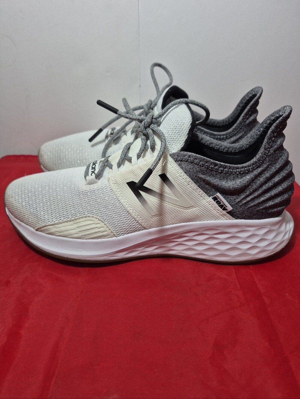 New Balance Fresh Foam Roav Tee Shirt 'White Black' / WR0AVTW / Women's 10